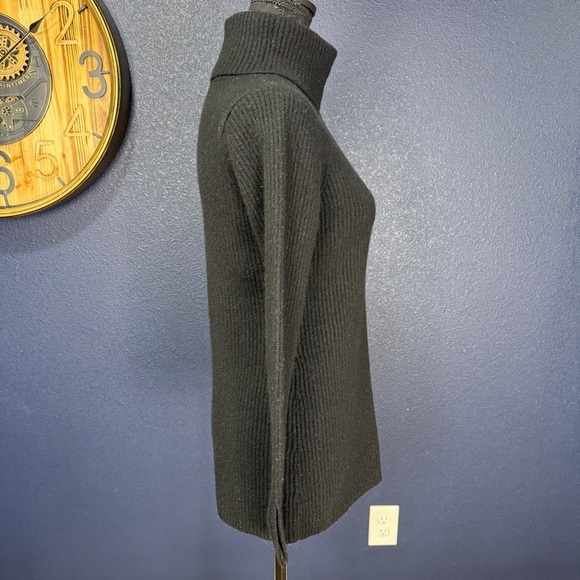 Banana Republic Black Chunky Ribbed Turtleneck Sweater, Medium - Picture 5 of 8